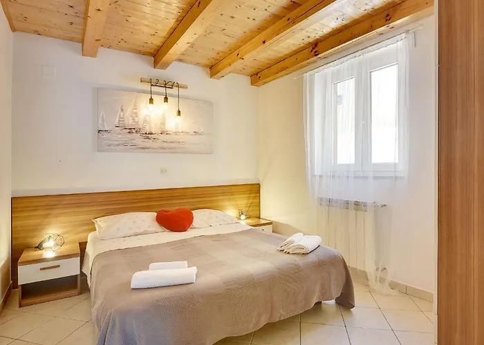 In Near The Sea * Banjole